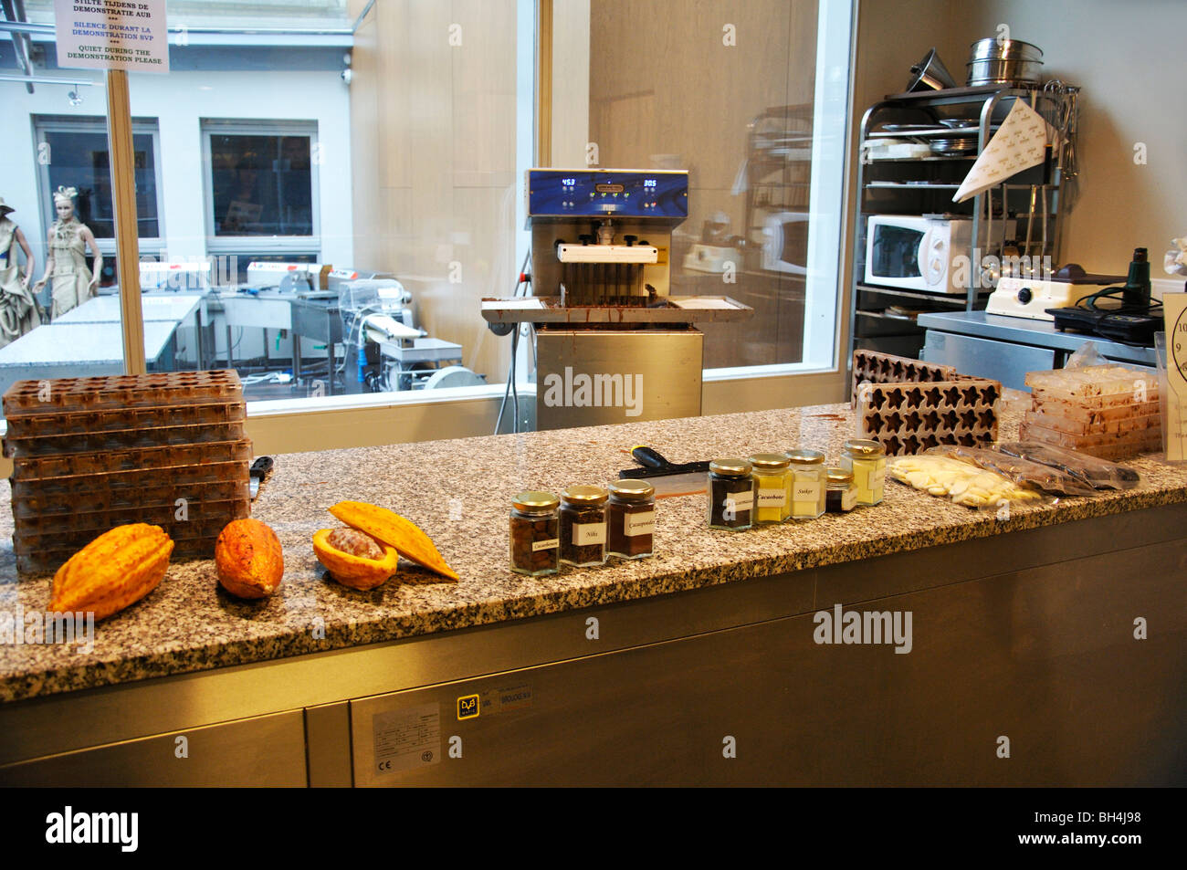 La produzione del cioccolato presentazione presso il Museo del cioccolato a Bruges, Belgio Foto Stock