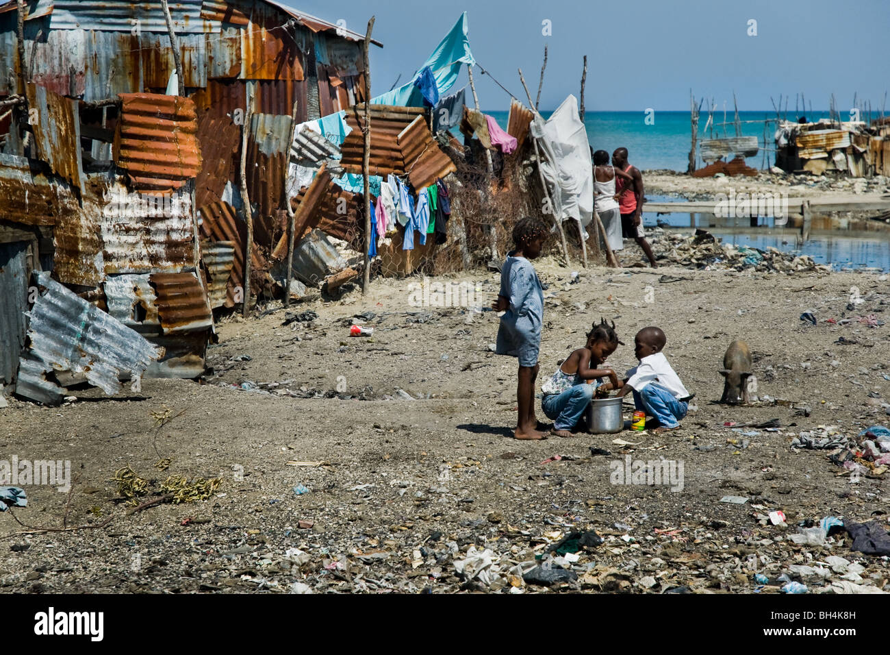 Bambini haitiani a giocare nella baraccopoli di cité soleil. Foto Stock