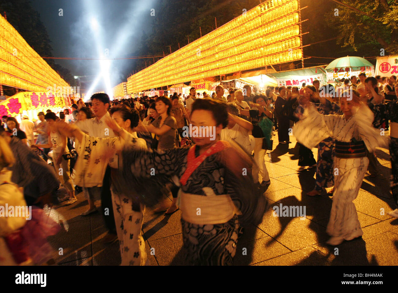 I visitatori di Yasukuni jinja sacrario per 'Mitama Matsuri', Tokyo, Giappone. Foto Stock