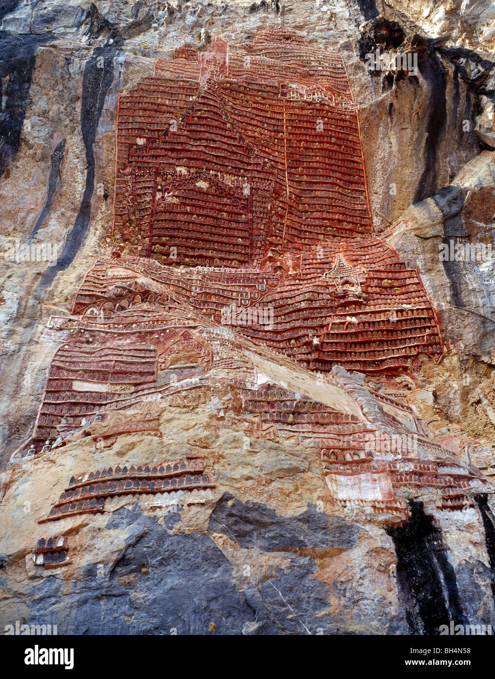 Le incisioni rupestri di centinaia di immagini del Buddha di creta all'interno di grotte Kawgun originari del XV secolo Foto Stock