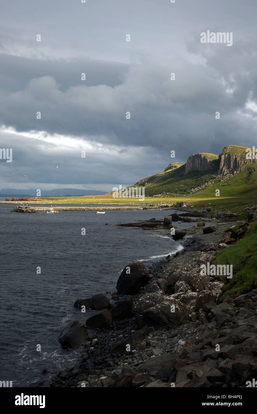 Porto e scogliere a Staffin. Foto Stock