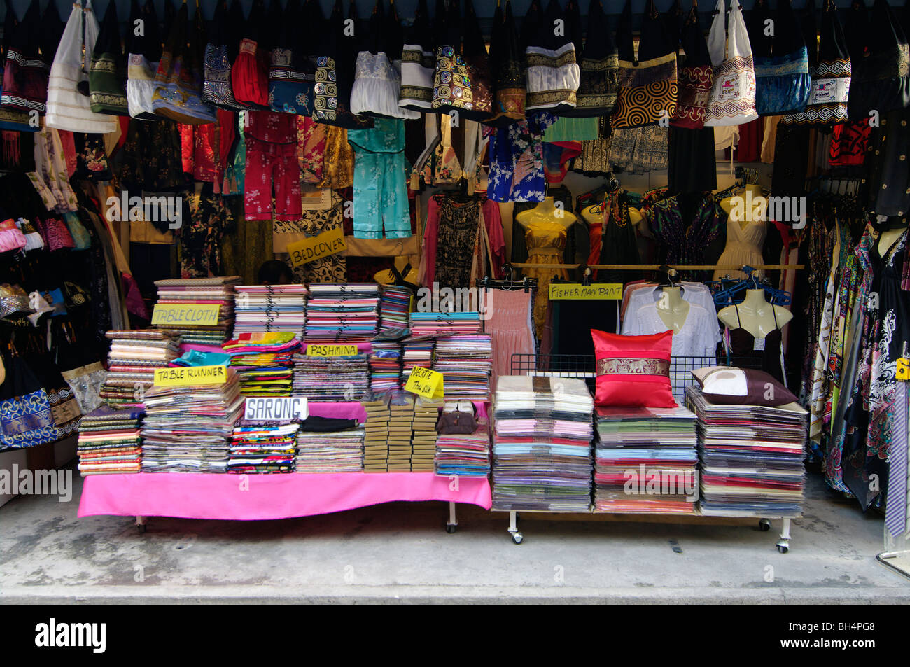 Vestiti e souvenir per la vendita, dal Villaggio dei Pescatori di Bo Phut, Ko Samui, Tailandia Foto Stock