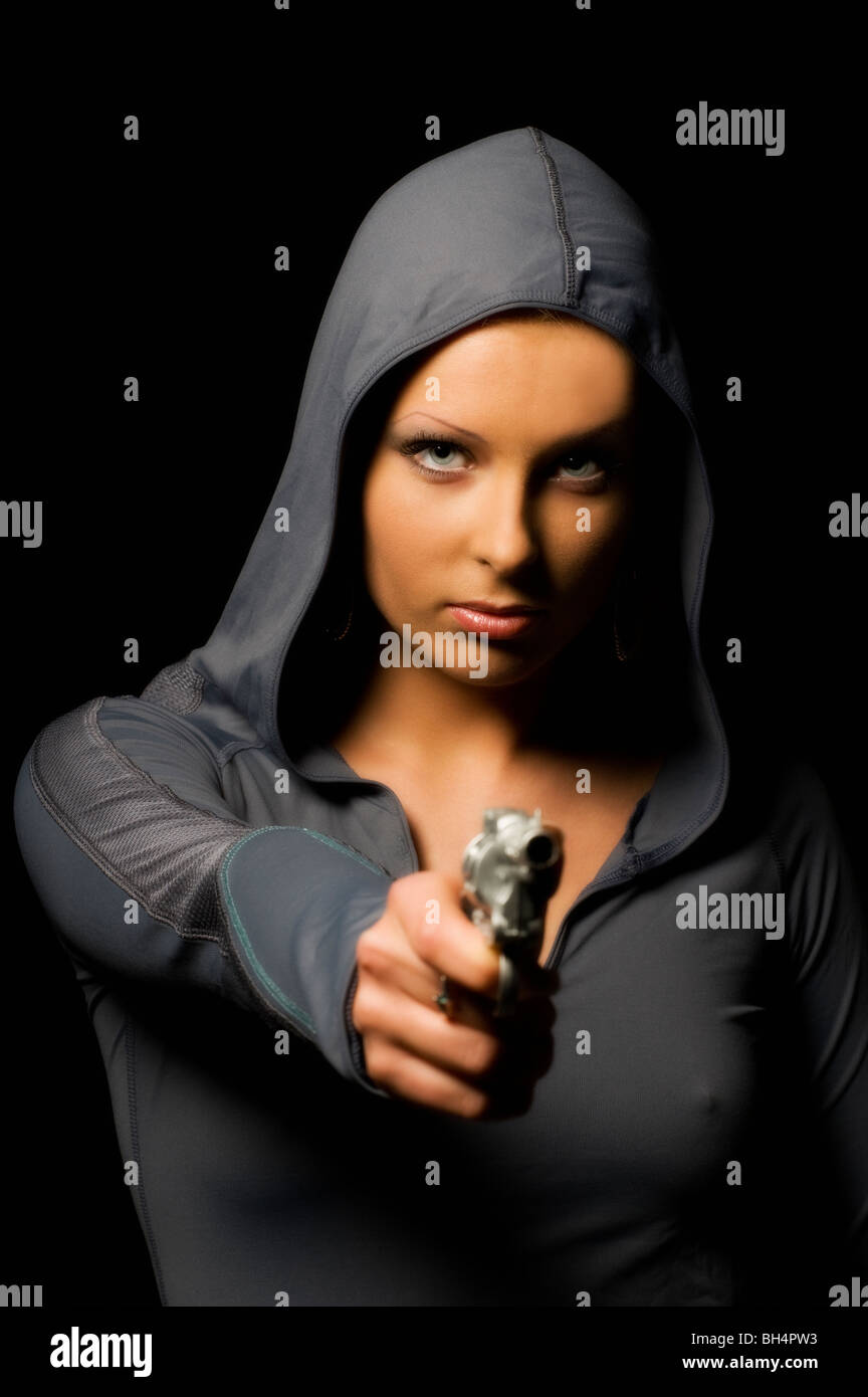 Moll,gal,dame,doll,i gangster,cofano,hoodie,pistola arma, Foto Stock