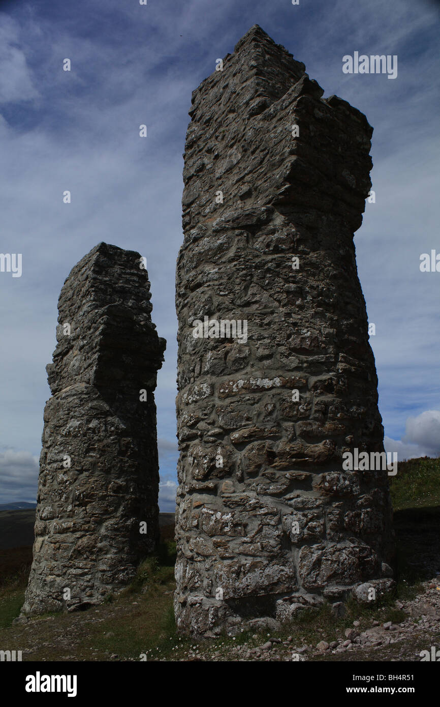 Parte del Fyrish monument, vicino Lincoln, affacciato Cromarty Firth con cielo blu e nuvole whispy. Foto Stock