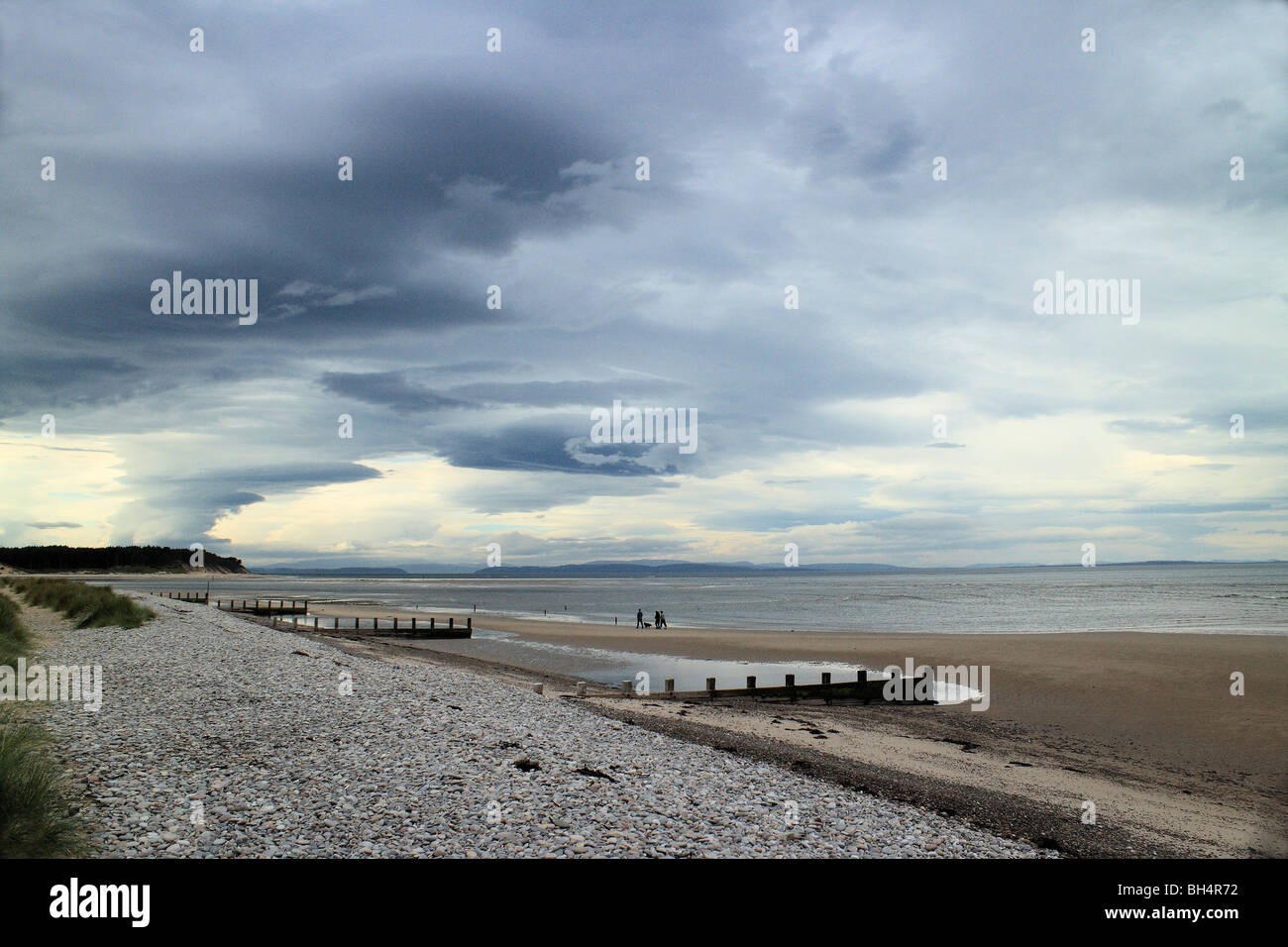 Nuvole temporalesche la raccolta di oltre il Morary Firth a Findhorn spiaggia in estate. Foto Stock