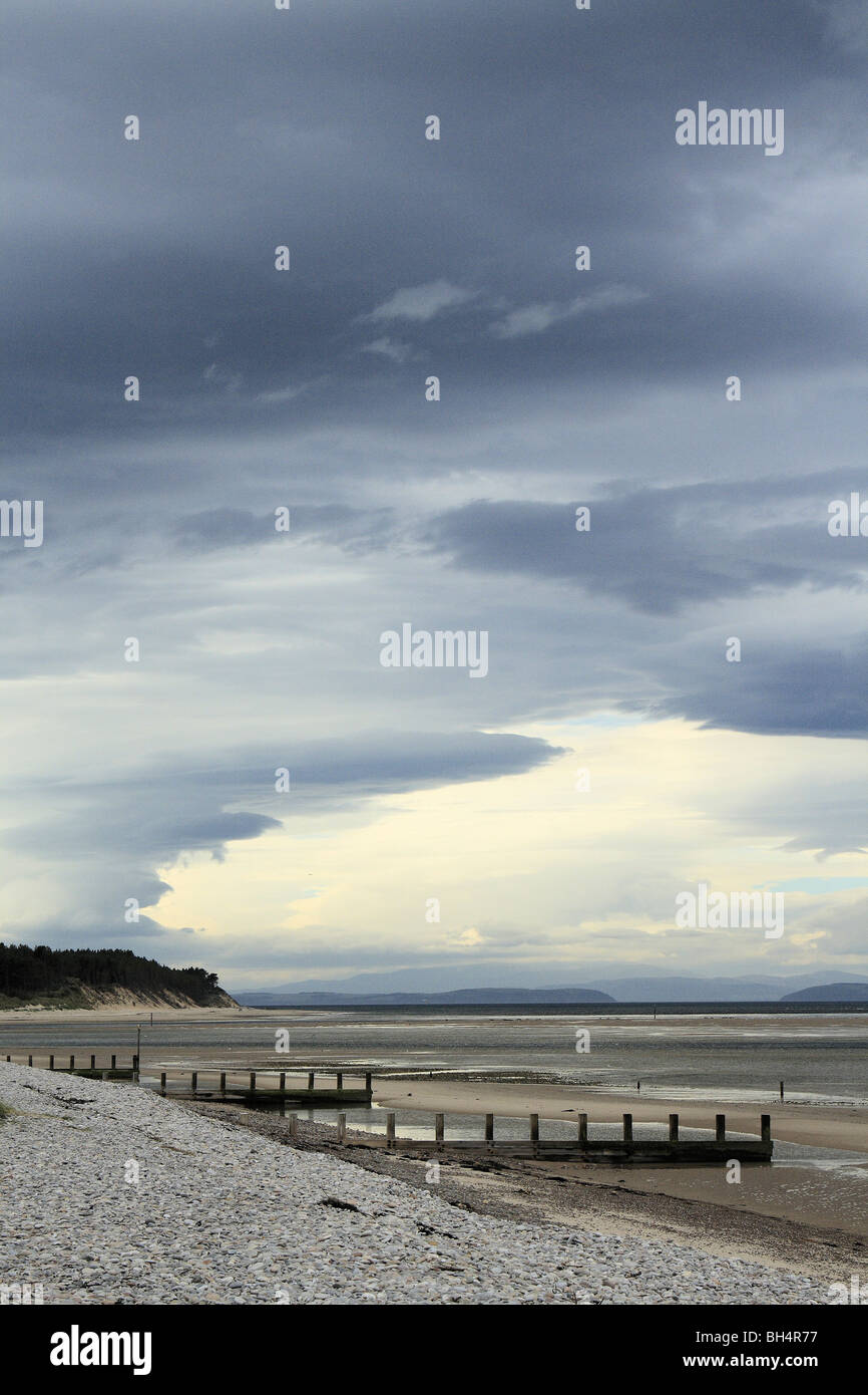 Nuvole temporalesche la raccolta di oltre il Morary Firth a Findhorn spiaggia in estate. Foto Stock