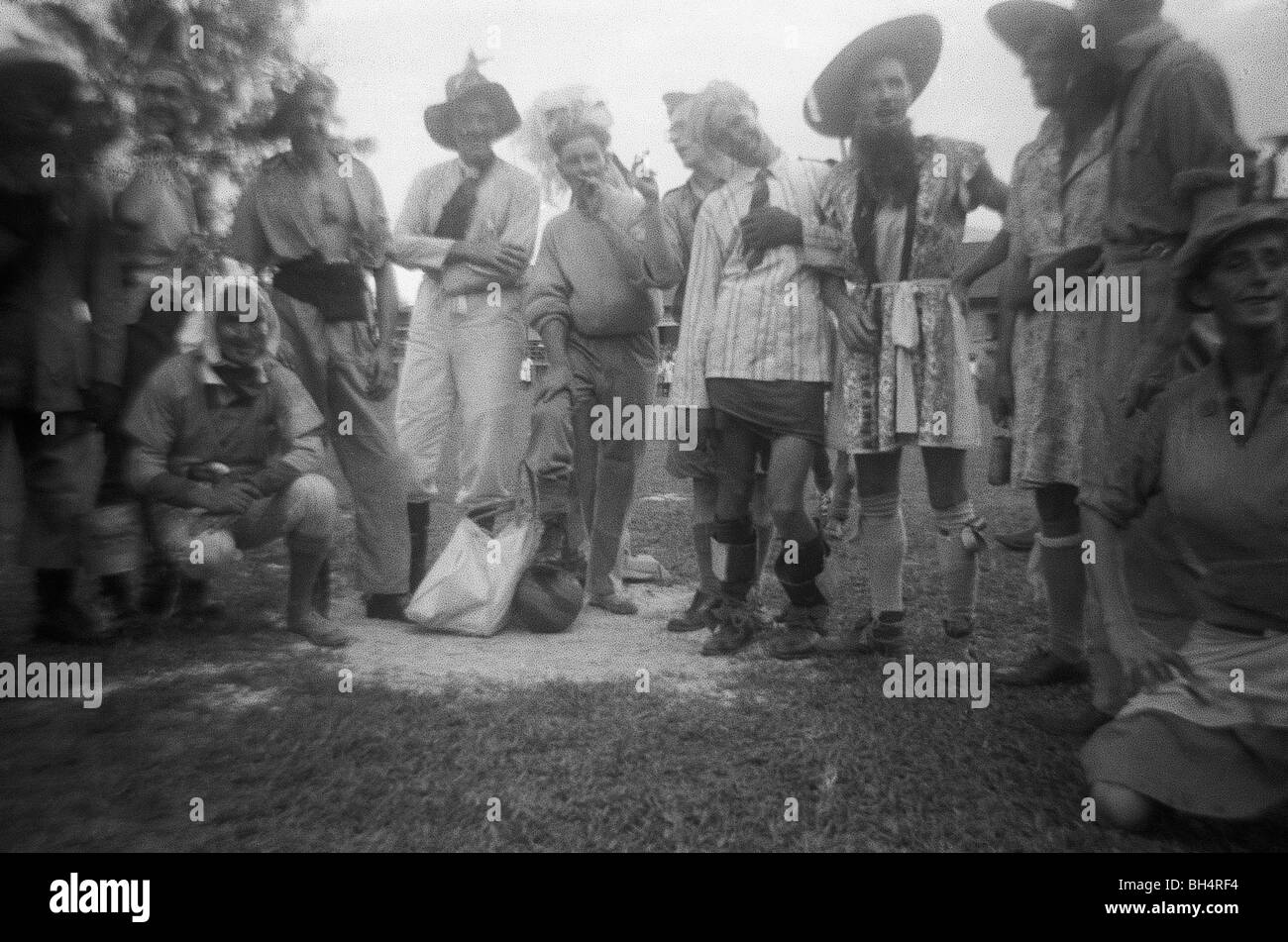 Soldati nel vestirsi come donne per un gioco nell'esercito camp Foto Stock