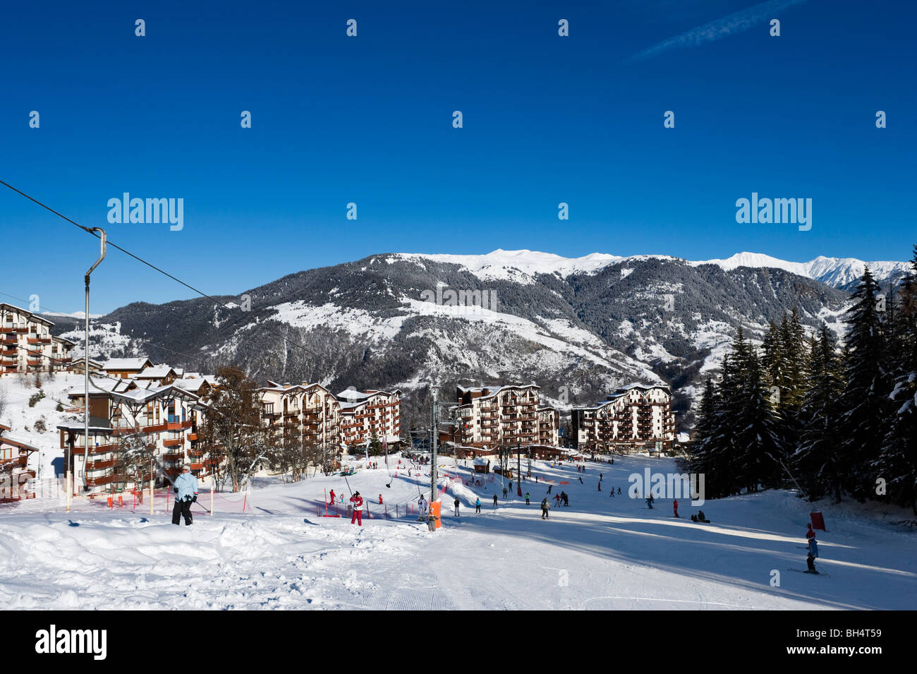Le piste per principianti nel centro del complesso alberghiero di La Tania, Tre Valli, Tarentaise, Savoie, Francia Foto Stock