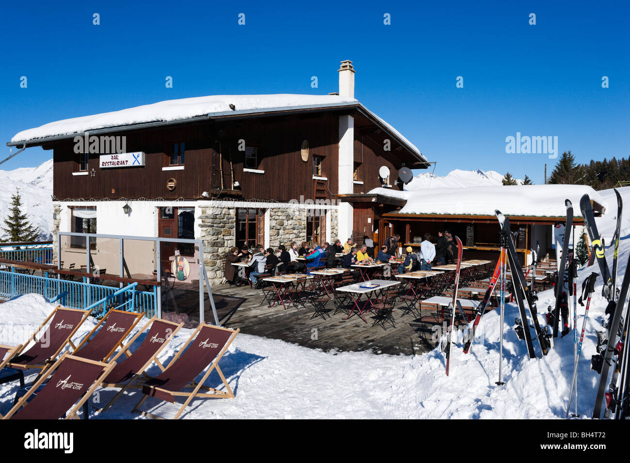 Ristorante sulle pendici del Charmettoger ski area vicino al centro del resort, Arc 1800, Les Arcs,,Tarentaise, Savoie, Francia Foto Stock
