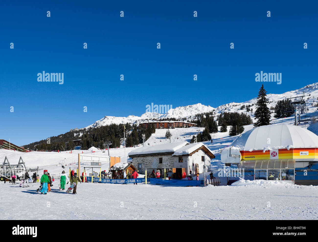 Fondo del Chantel e Garavanta seggiovie nel centro del resort, Arc 1800, Les Arcs, Tarentaise, Savoie, Francia Foto Stock