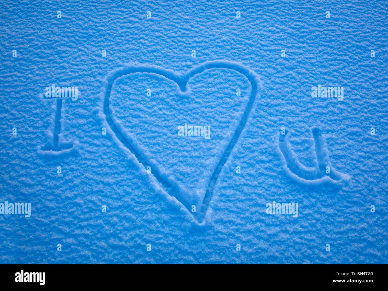 Ti amo enunciato nella neve, con il simbolo del cuore la sostituzione della parola amore. Foto Stock