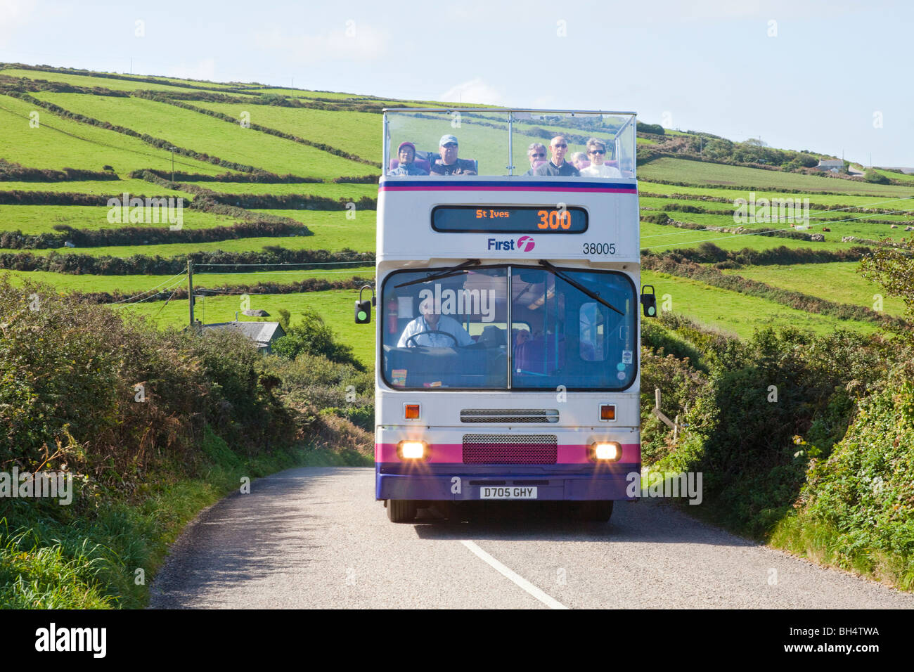 Un autobus turistico scoperto sulla strada per St Ives in una corsia Cornovaglia a Zennor, Cornovaglia Regno Unito Foto Stock