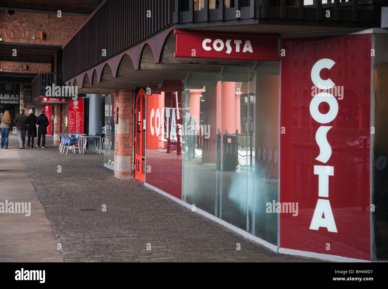 Costa coffee shop in edifici ristrutturati intorno all'Albert Dock. Liverpool, Merseyside, Inghilterra, Regno Unito. Foto Stock