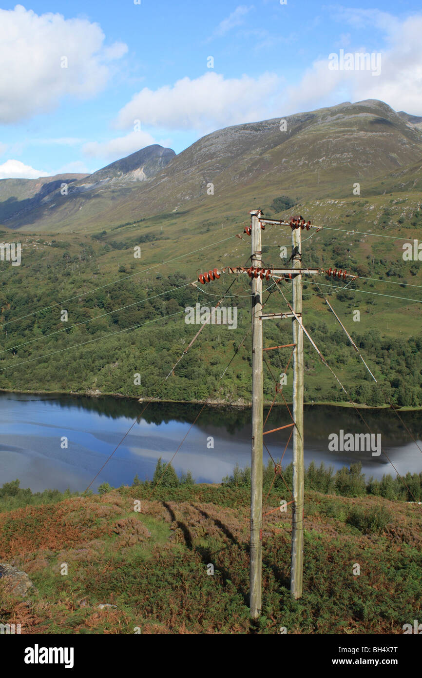 Elettricità pilone sulla collina sopra Kinlochleven a Loch Leven. Foto Stock
