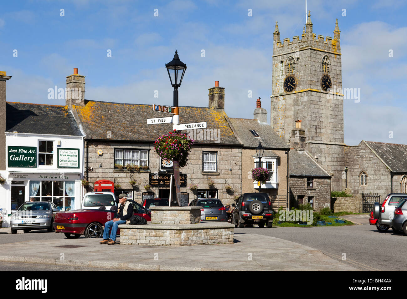 La chiesa e la piazza nella città di San Giusto, Cornwall Foto Stock