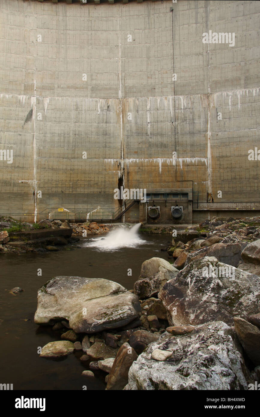 La hydro-electric diga di Mont Larron vicino a St. Julien-le-Petit. Limousin. La Francia. Foto Stock