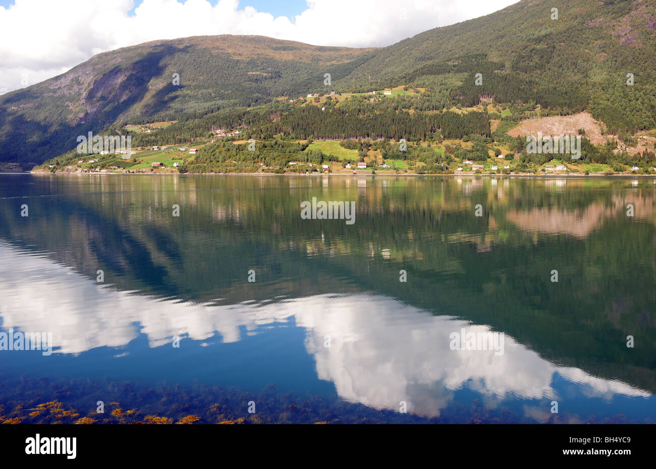 In Norvegia il lago in Norvegia acqua nuvole del cielo Foto Stock