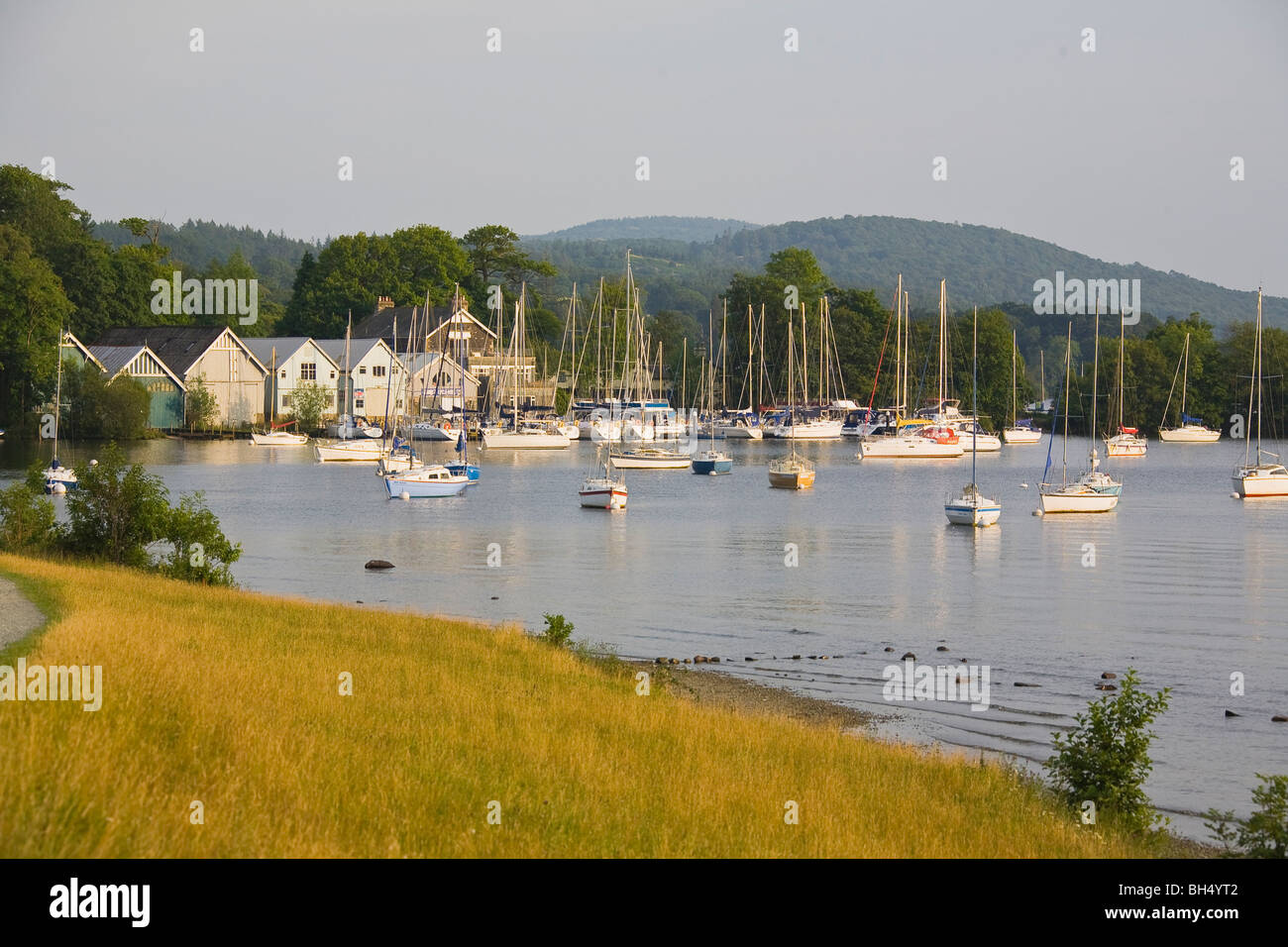 Barche a vela in porto al tramonto sul Lago di Windermere. Foto Stock