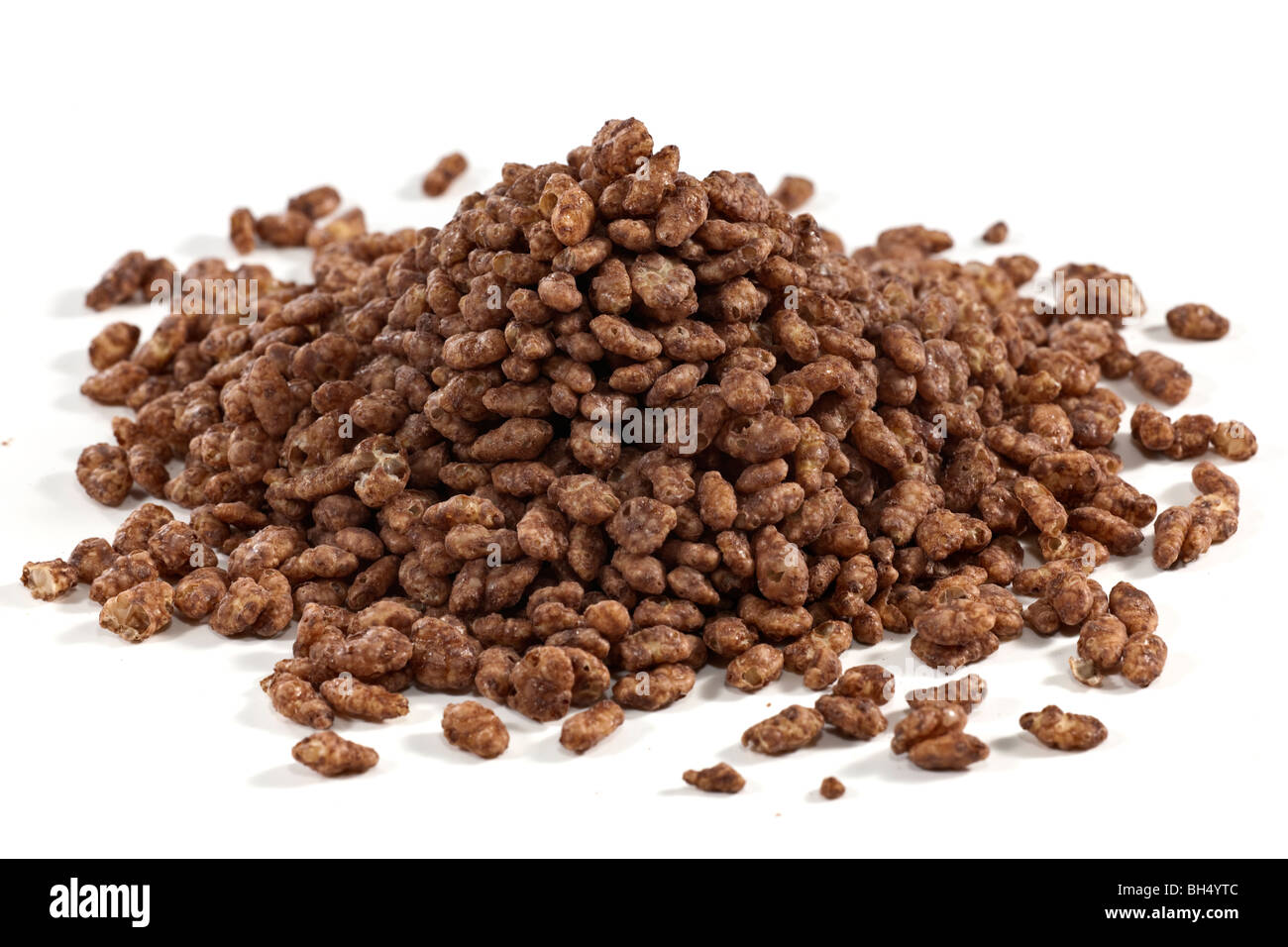 Pila di coco pops dei cereali su sfondo bianco Foto Stock