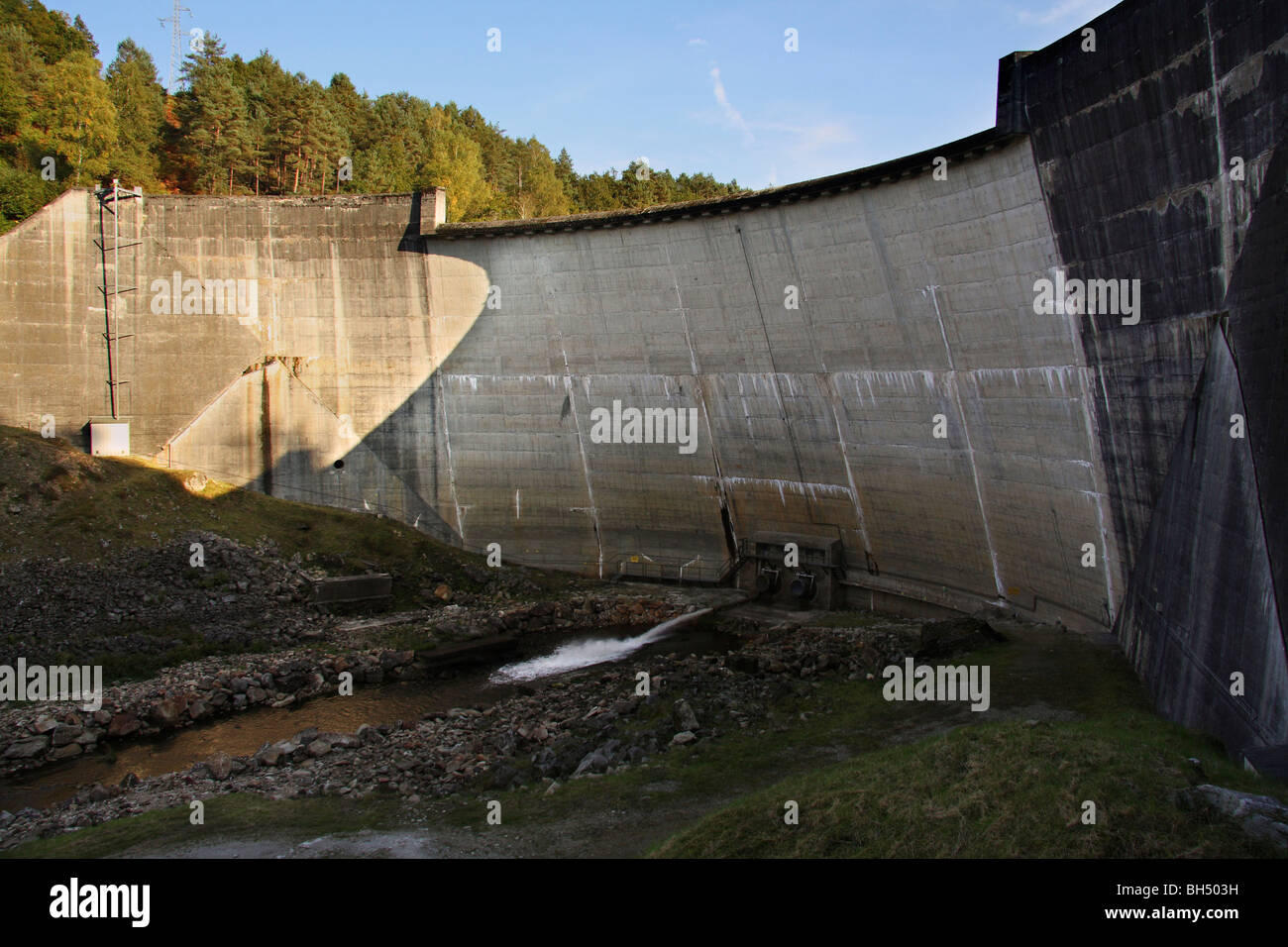 La hydro-electric diga di Mont Larron vicino a St. Julien-le-Petit. Foto Stock