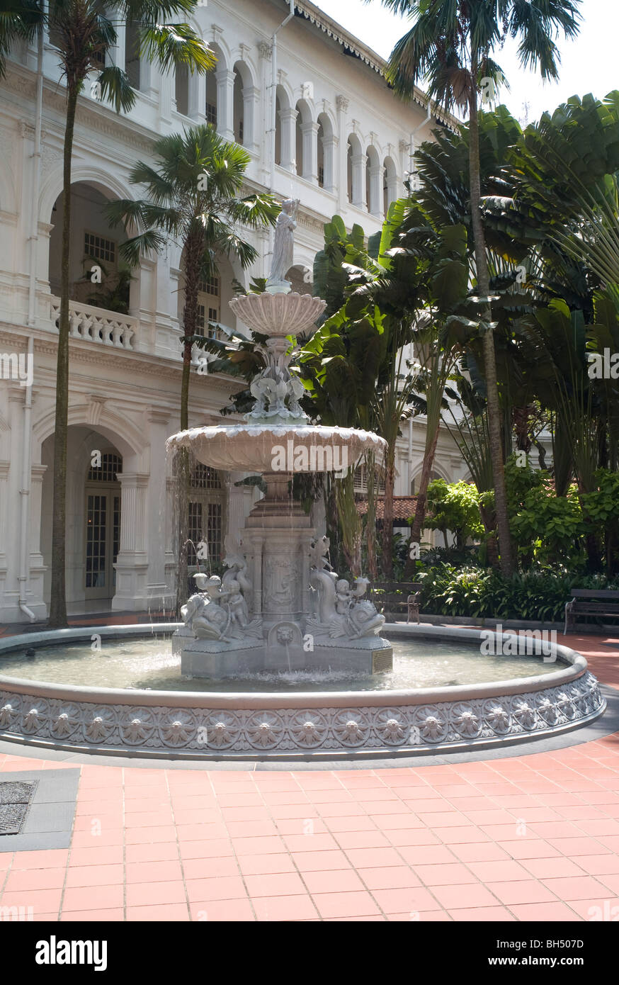 Fontana nel cortile del Raffles Hotel, Singapore, Sud Asia Foto Stock