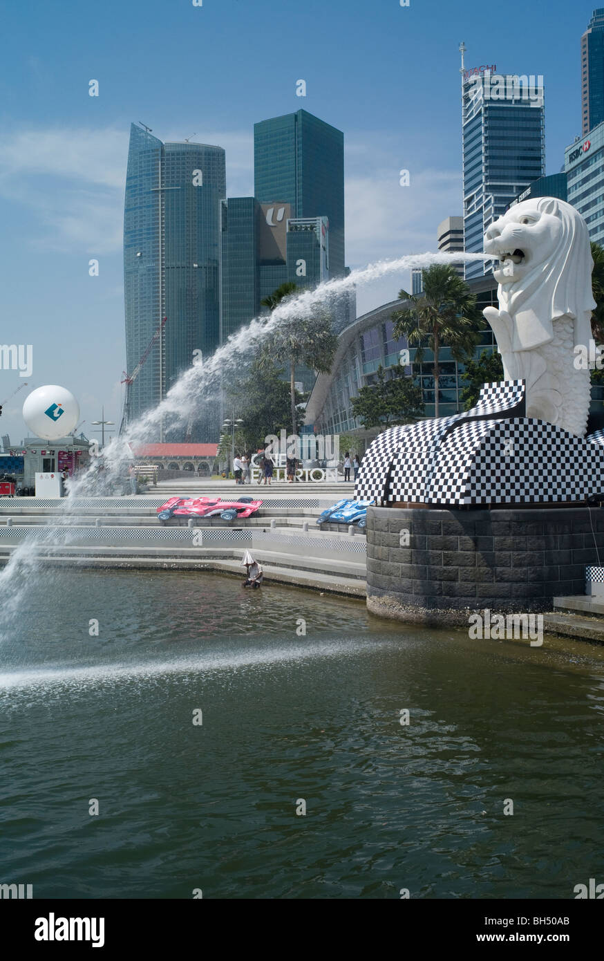 Singapore Lion statua e sullo skyline Foto Stock