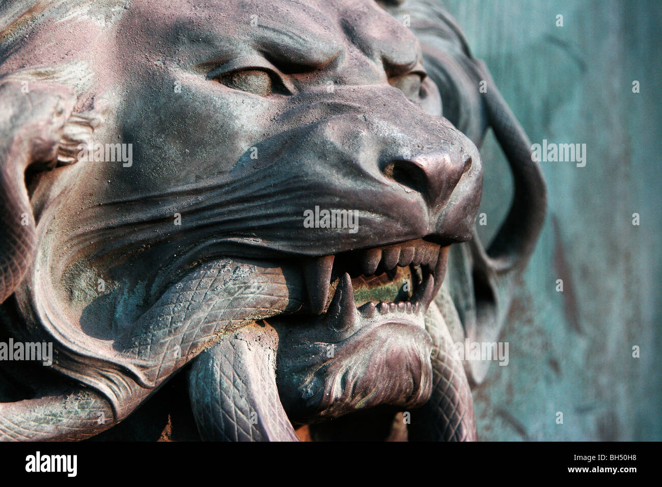 Testa leone statua bitting un serpente sulla porta del Tribunal correctionnel di Parigi, Francia sul Quai des Orfvres street Foto Stock