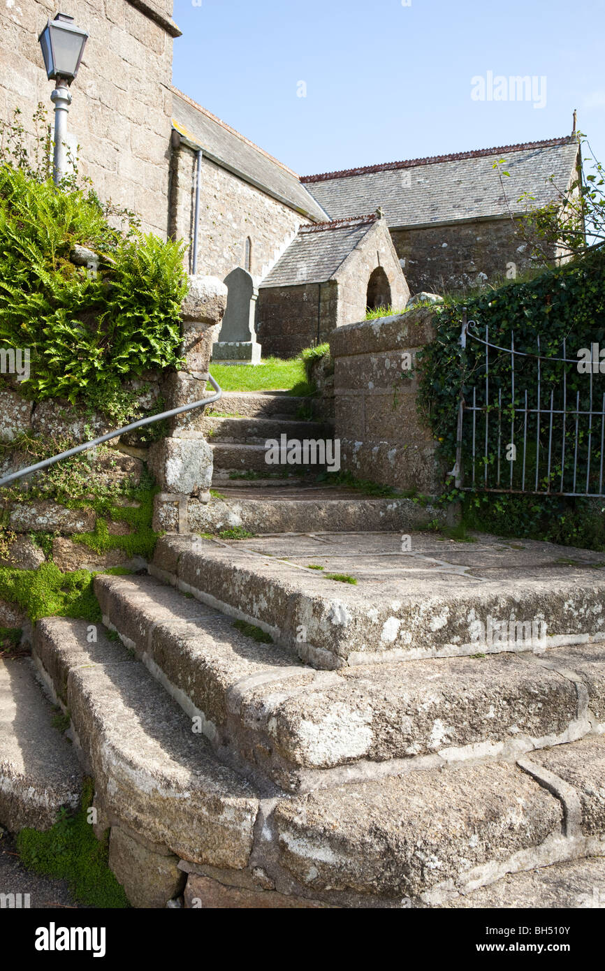 La vecchia scalinata in pietra che conduce alla chiesa di St Senara nel villaggio di Zennor, Cornwall Foto Stock