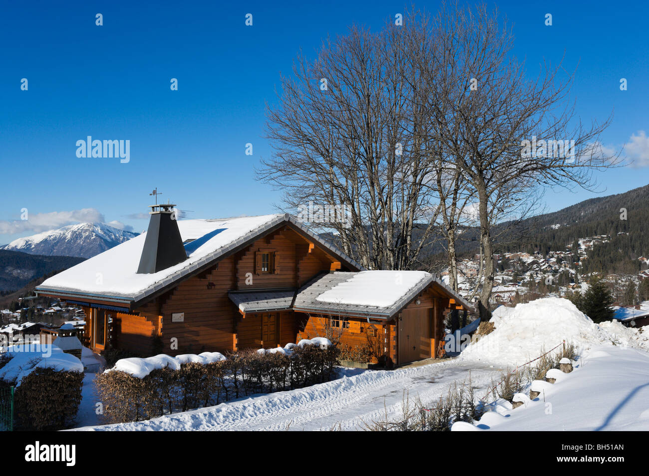 Tradizionale chalet in legno che si affaccia sul villaggio di Les Carroz, vicino Flaine, Gran Massiccio area sciistica, Haute Savoie, Francia Foto Stock