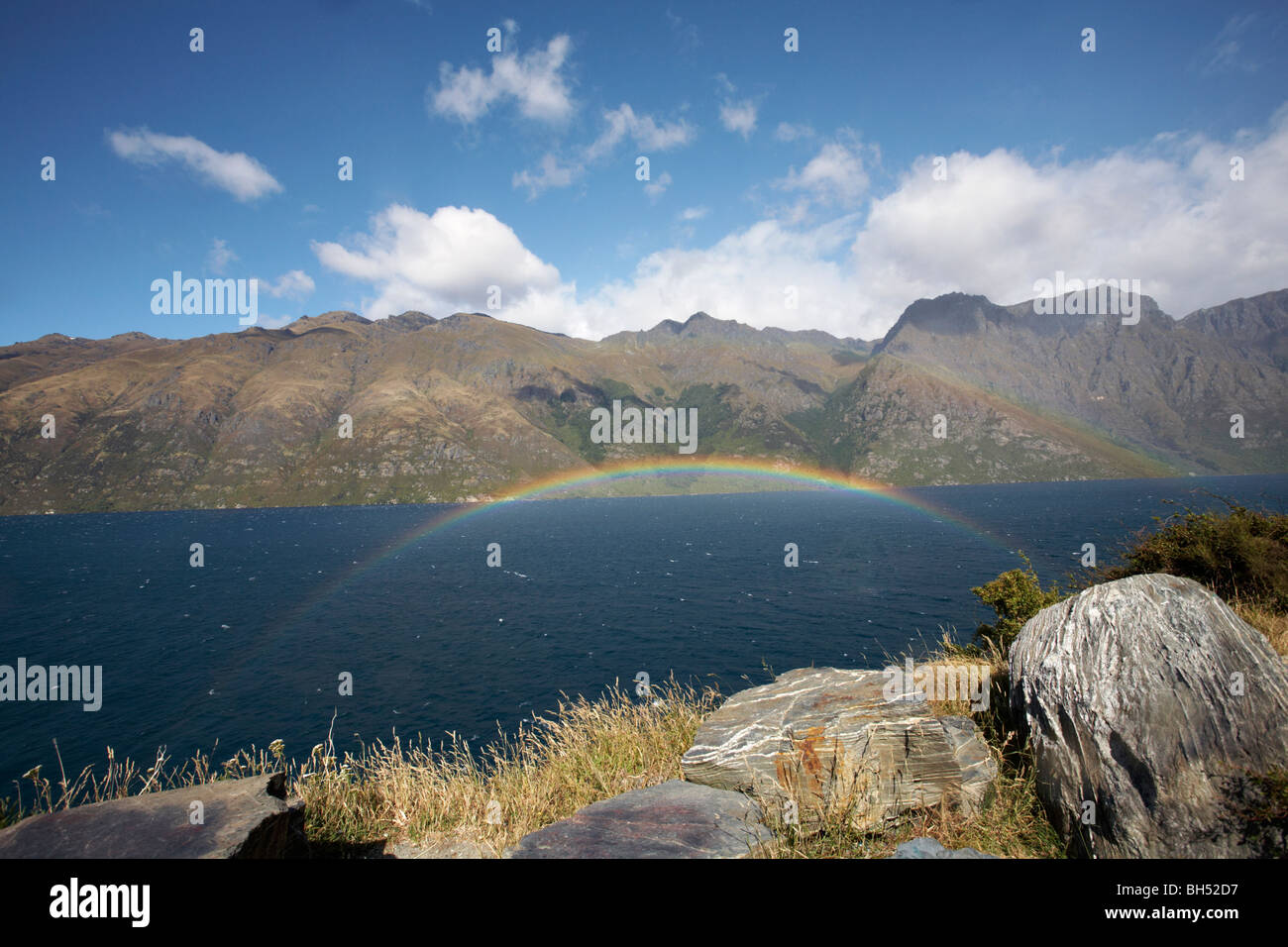 Rainbow su scala diavoli, Isola del Sud. Foto Stock