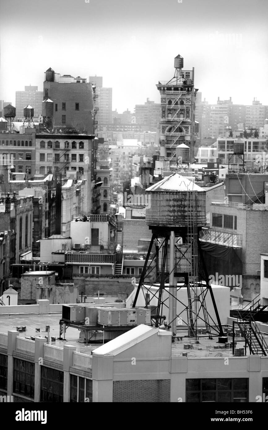 Edifici, grattacieli di New York City, NY, STATI UNITI D'AMERICA. La parte inferiore di Manhattan, area SoHo. Moody, drammatica e fotografia in bianco e nero Foto Stock