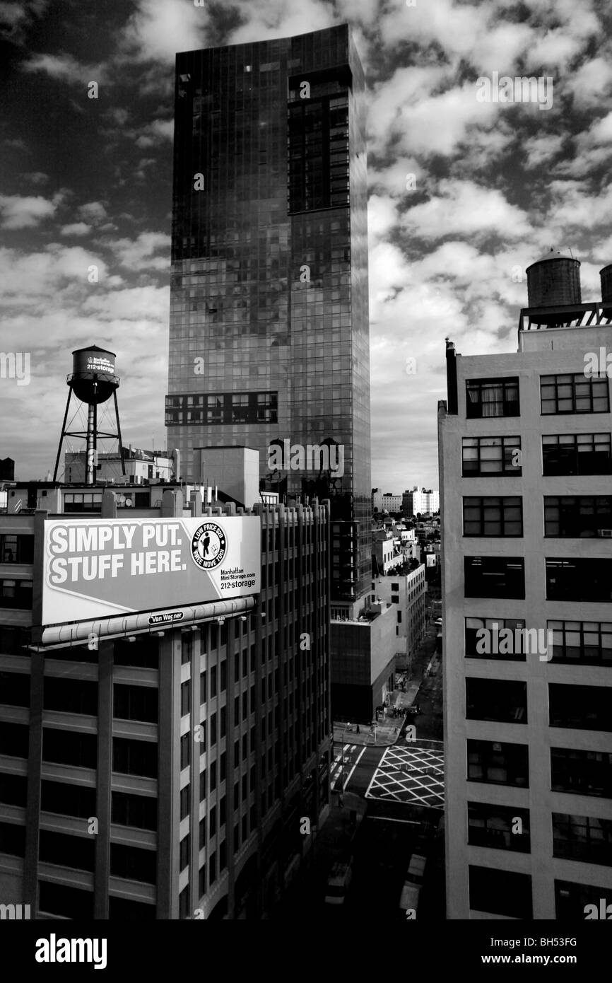 Edifici, grattacieli di New York City, NY, STATI UNITI D'AMERICA. La parte inferiore di Manhattan, area SoHo. Moody, drammatica e in bianco e nero della fotografia Trump Foto Stock