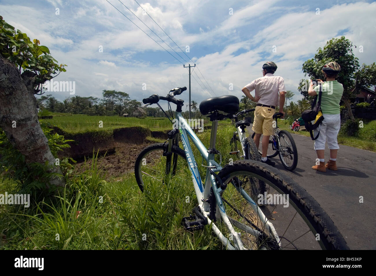 Di mezza età turista giovane pausa per una foto su un tour in bicicletta di Bali, Indonesia. No signor o PR Foto Stock