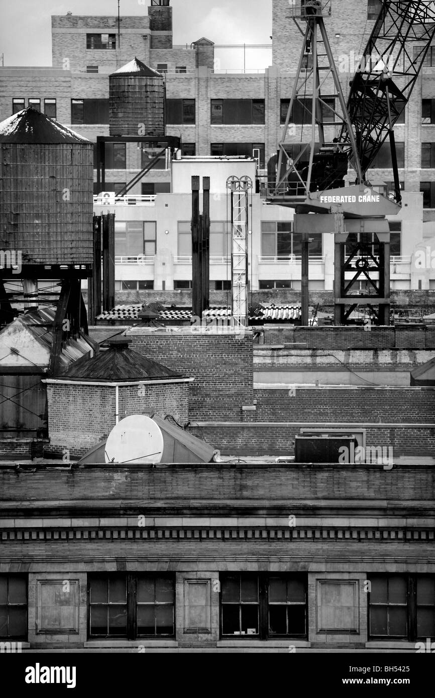 Edifici, grattacieli di New York City, NY, STATI UNITI D'AMERICA. La parte inferiore di Manhattan, area SoHo. Moody, drammatica e fotografia in bianco e nero, gru Foto Stock