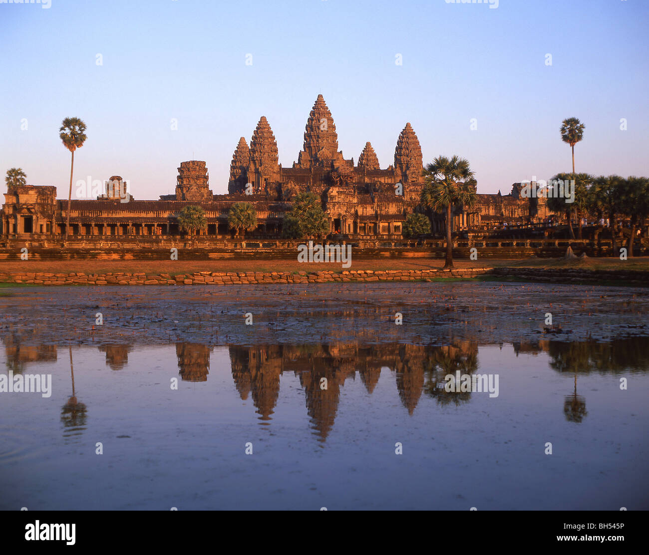 Xii secolo Angkor Wat a sunrise, Angkor, Siem Reap Provincia, Regno di Cambogia Foto Stock