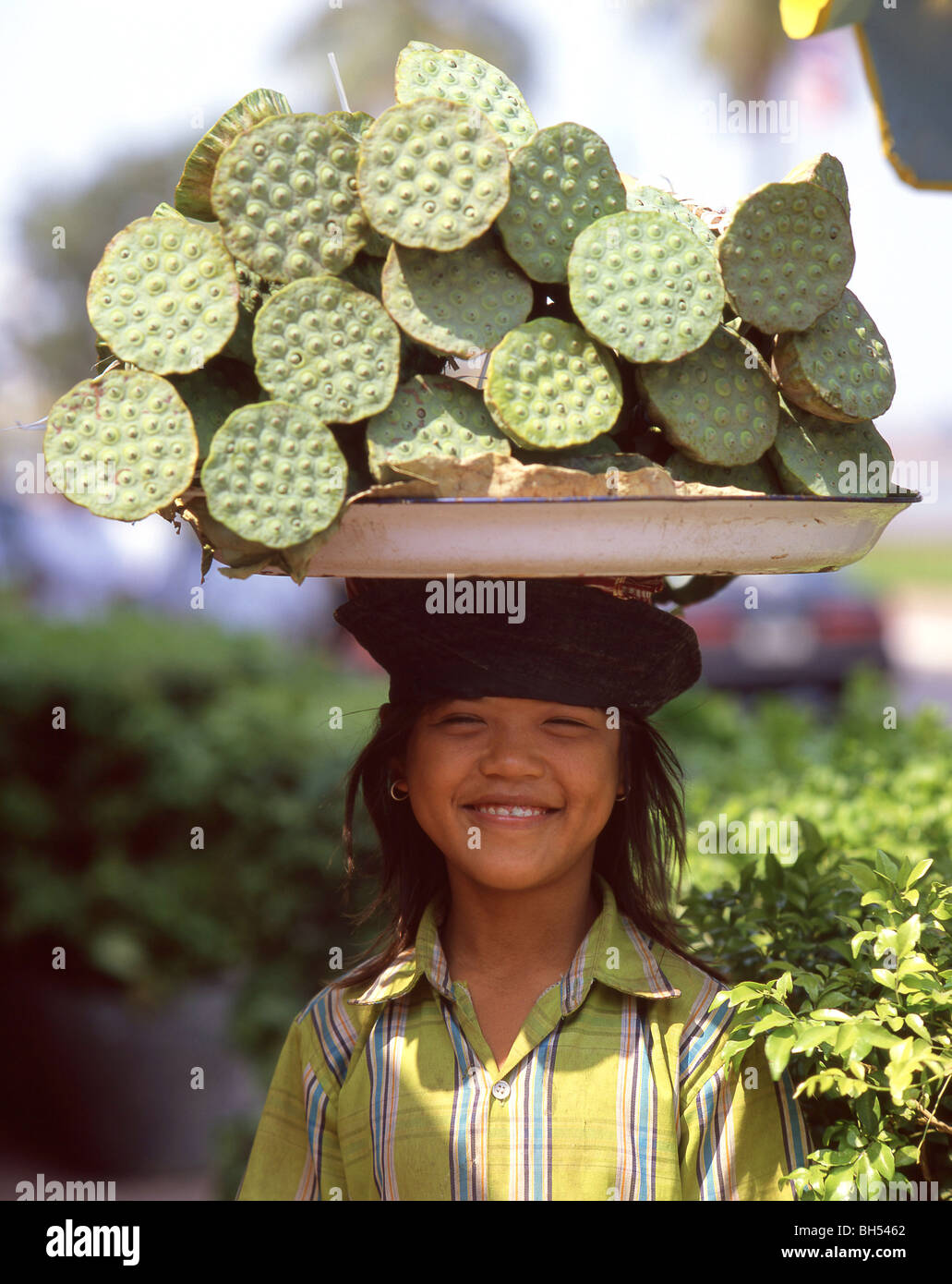 Ragazza giovane per la vendita di frutta, Phnom Penh, Phnom Penh Provincia, Regno di Cambogia Foto Stock