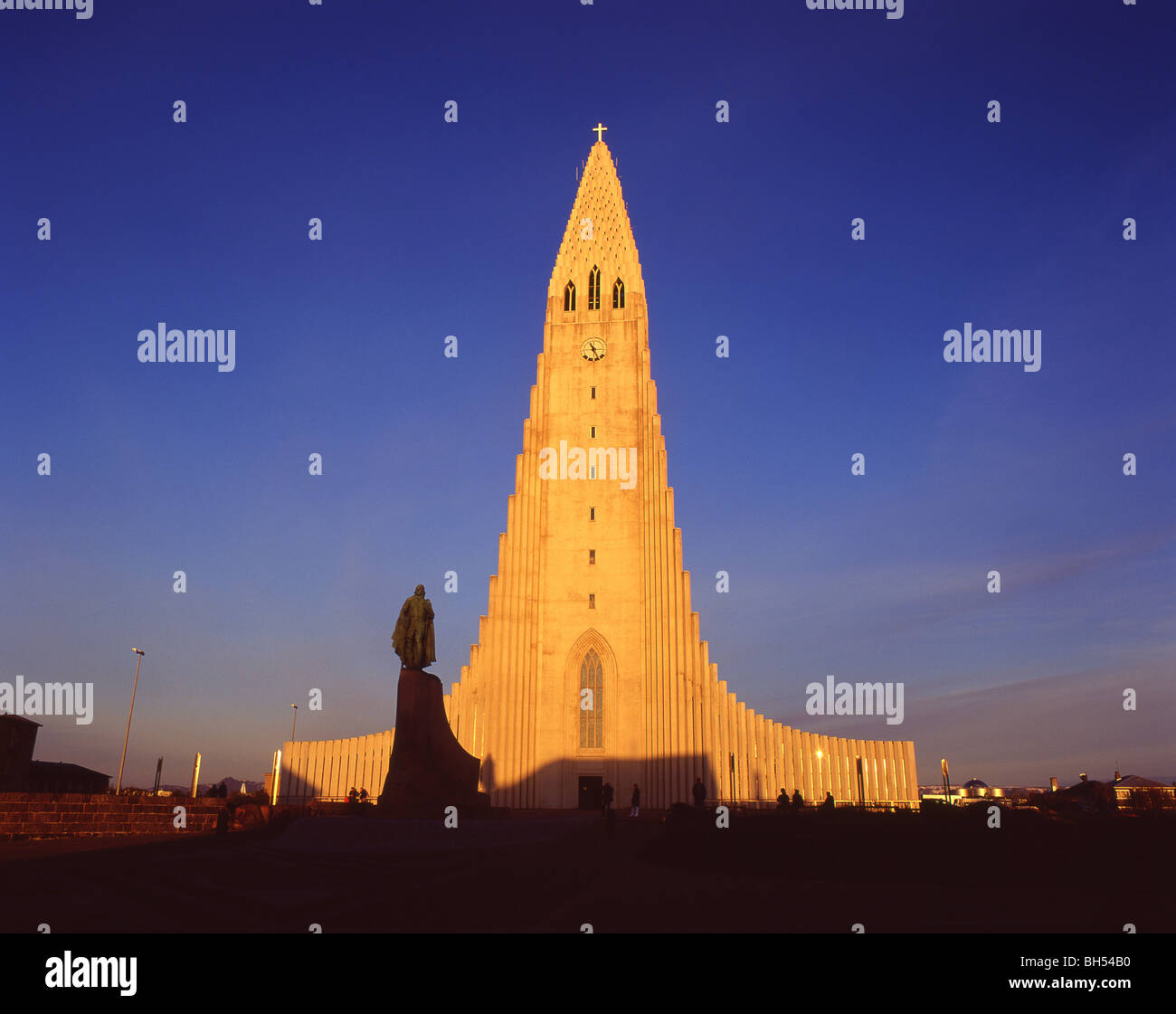 Hallgrímskirkja e Leif Ericson statua al tramonto, Reykjavik, una maggiore area di Reykjavik, Repubblica di Islanda Foto Stock