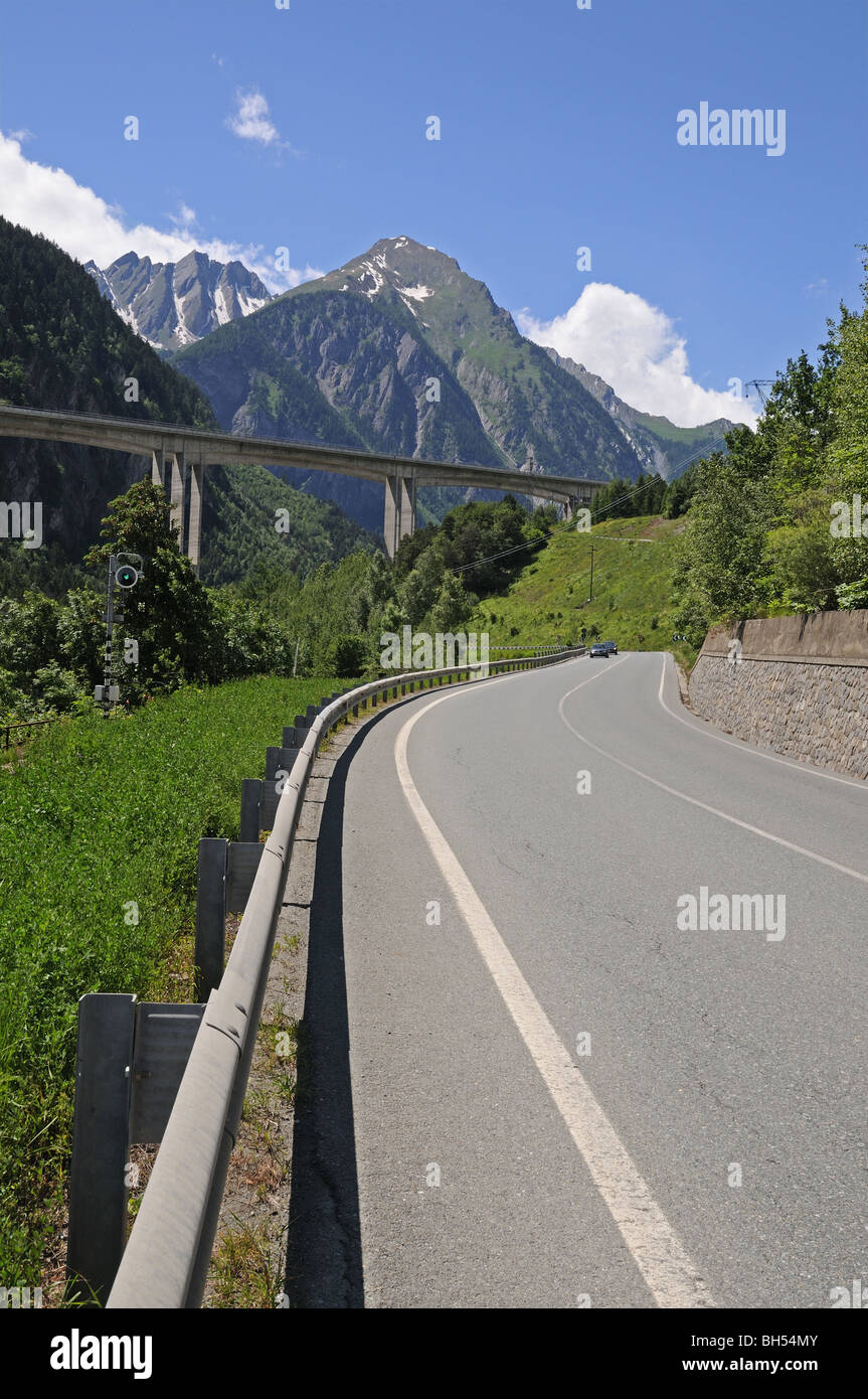Mont Crammont e Mont Belleface dalla strada statale 26 Valle D'Aosta come si passa sotto l'autostrada A5 E25 ovest di Aosta Italia Foto Stock