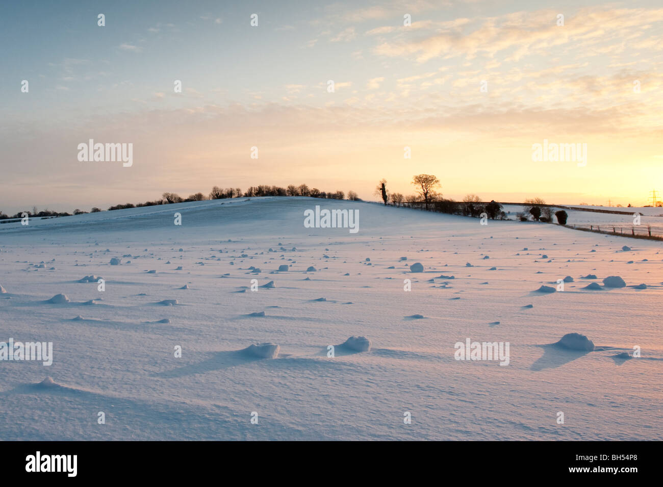 Soffiata dal vento palle di neve o "ora le ciambelle' o 'ora rulli - un raro fenomeno meteorologico in un campo a Charlton, Hitchin Regno Unito, Foto Stock