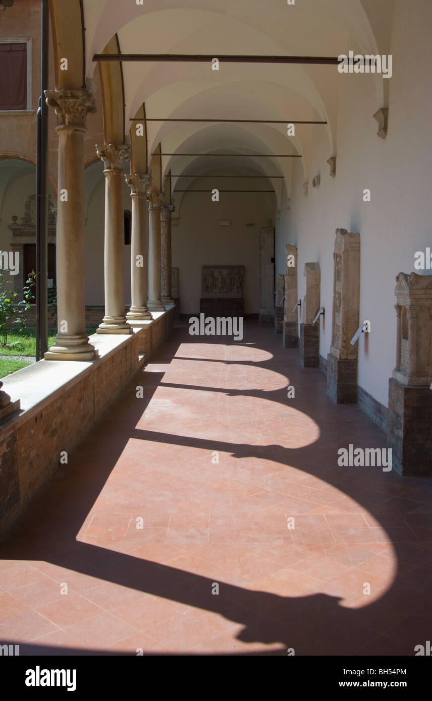 Arco coperto su un quadrangolo Foto Stock