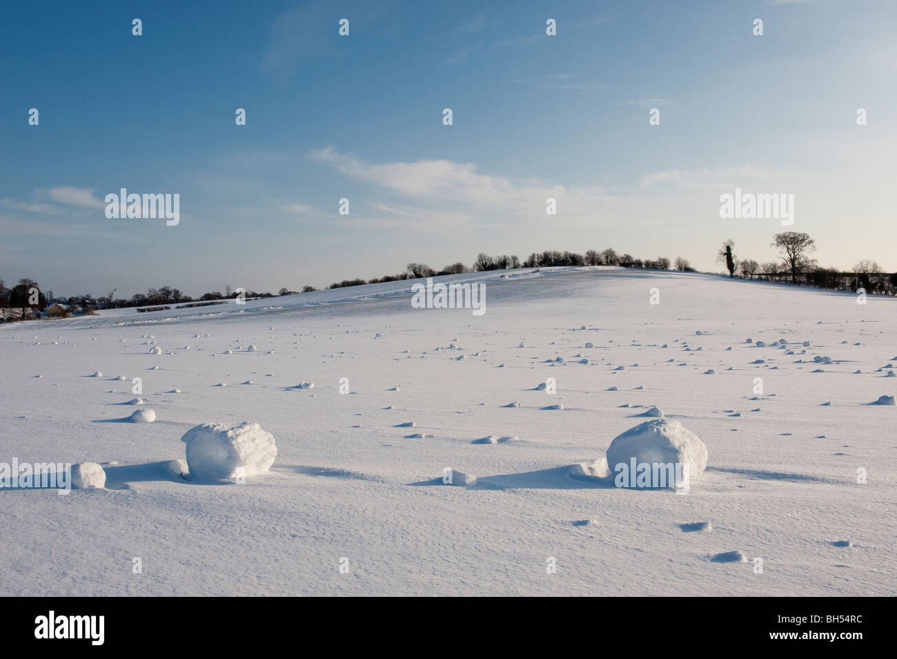 Soffiata dal vento palle di neve o "ora le ciambelle' o 'ora rulli - un raro fenomeno meteorologico in un campo a Charlton, Hitchin Regno Unito, Foto Stock
