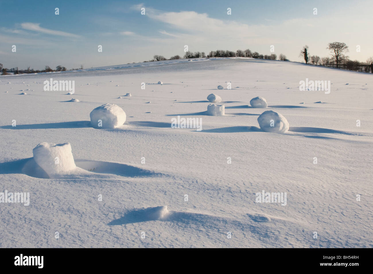 Soffiata dal vento palle di neve o "ora le ciambelle' o 'ora rulli - un raro fenomeno meteorologico in un campo a Charlton, Hitchin Regno Unito, Foto Stock