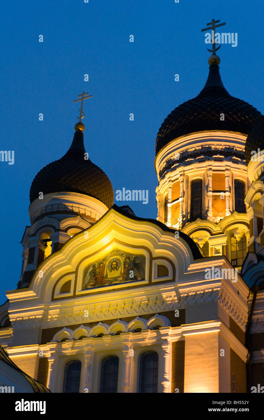 La illumina la Cattedrale Alexander Nevsky nella città vecchia di Tallinn, Estonia, Europa orientale al tempo di Natale, Foto Stock