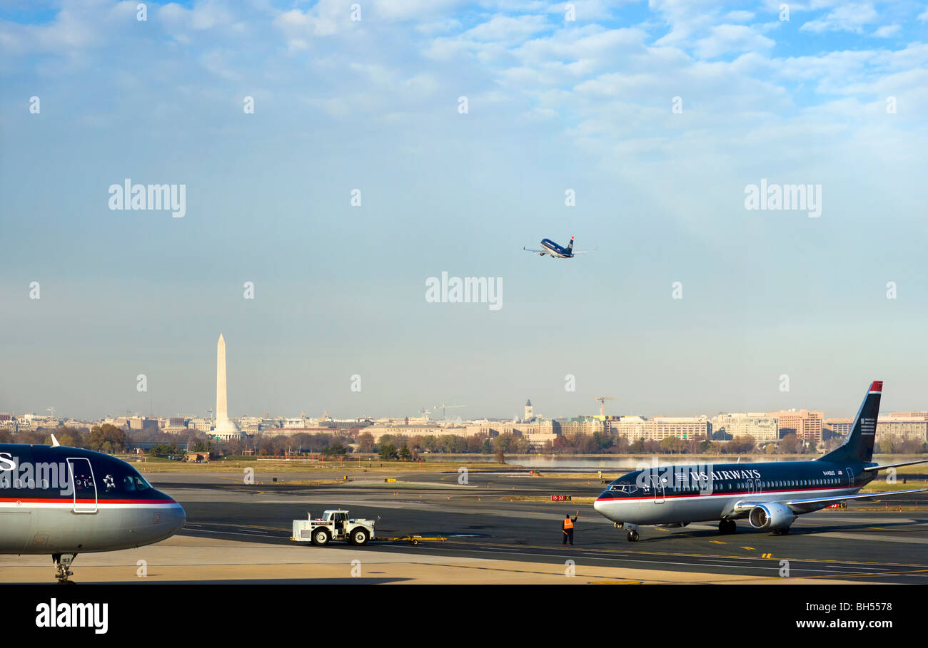 L'Aeroporto Nazionale Ronald Reagan di Washington tarmac Washington DC con il Potomac e il Monumento a Washington in background. Il GSE. Foto Stock