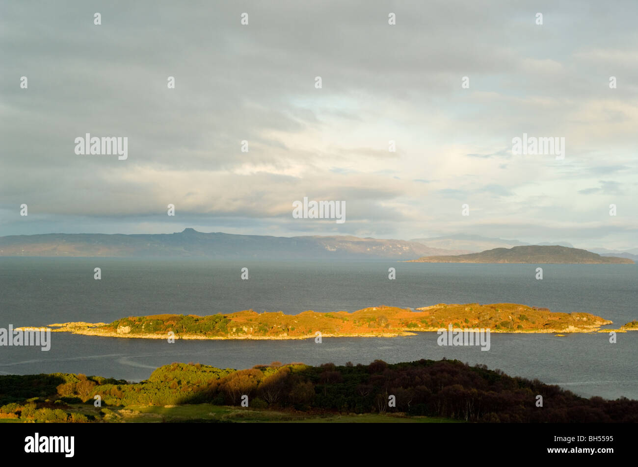 L'isola di Eilen un Mhal a Kyle of Lochalsh, West Highlands, cercando di Isola di Raasay. Foto Stock