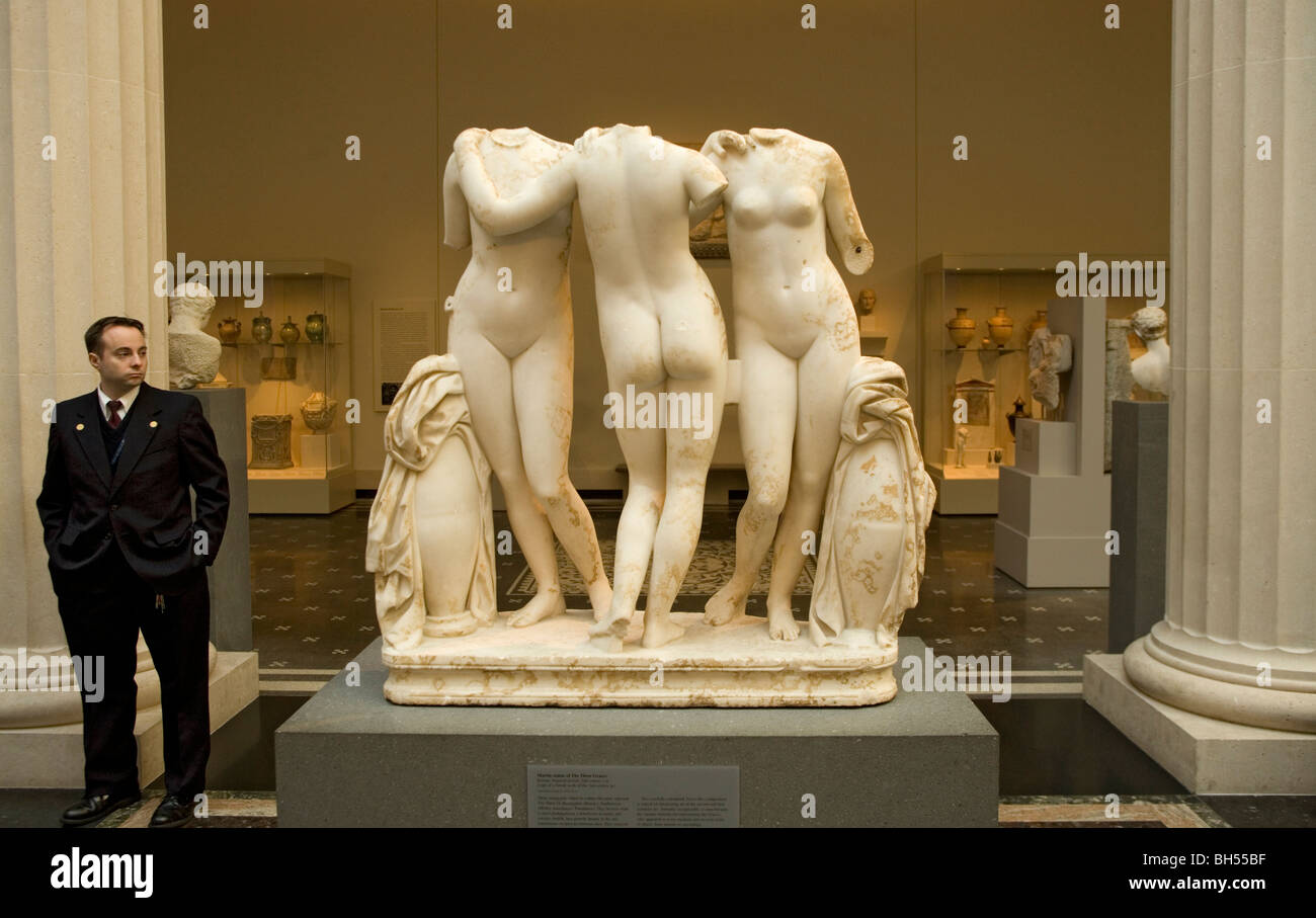 Statua marmorea delle tre Grazie: Epoca romana, II sec. A.D. Copia di un'opera greca II secolo. B.C.; Metropolitan Museum of Art Guardia di sicurezza. Foto Stock