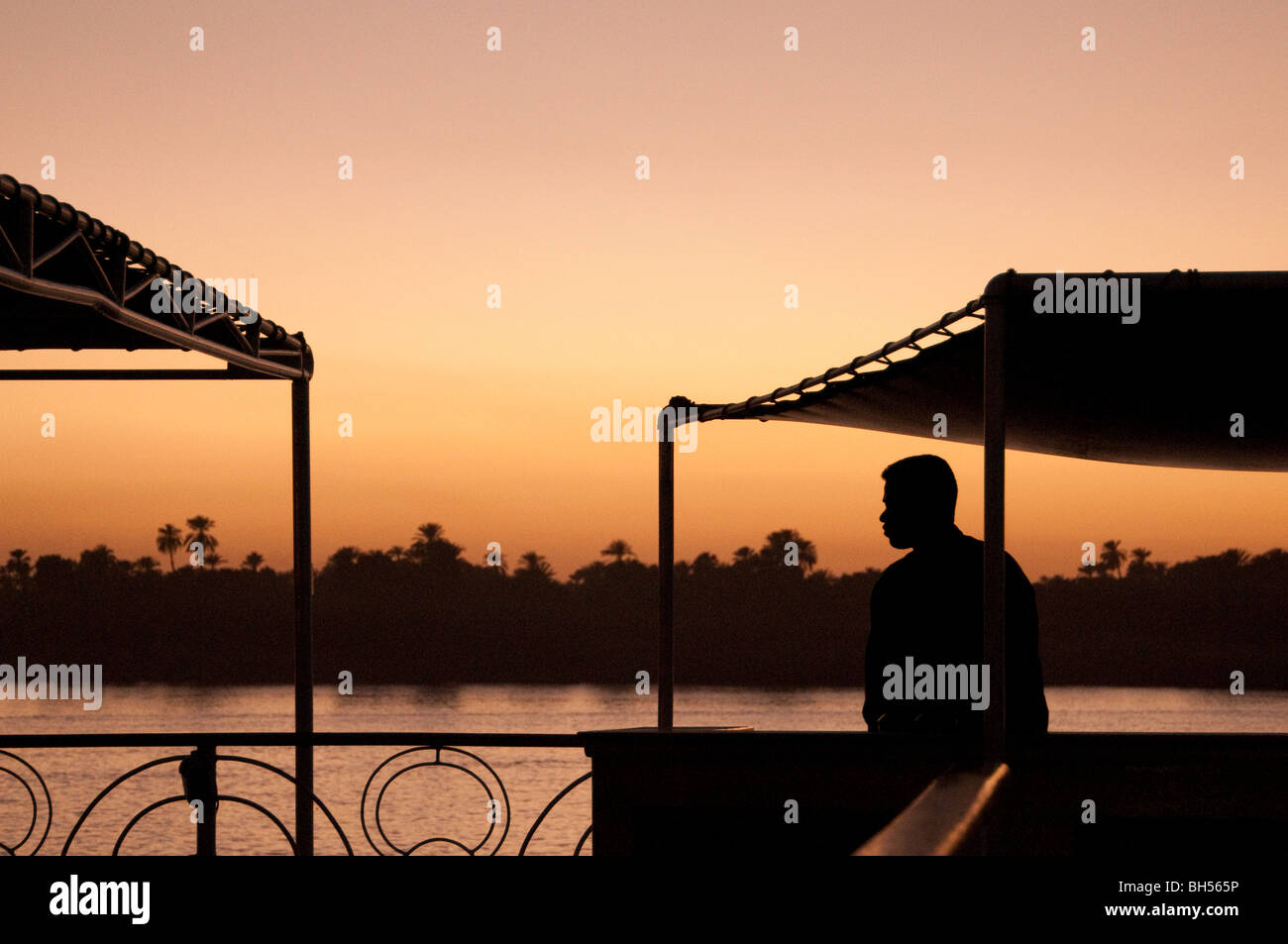 Tramonto da un fiume Nilo nave da crociera a Kom Ombo, Egitto, Africa Foto Stock