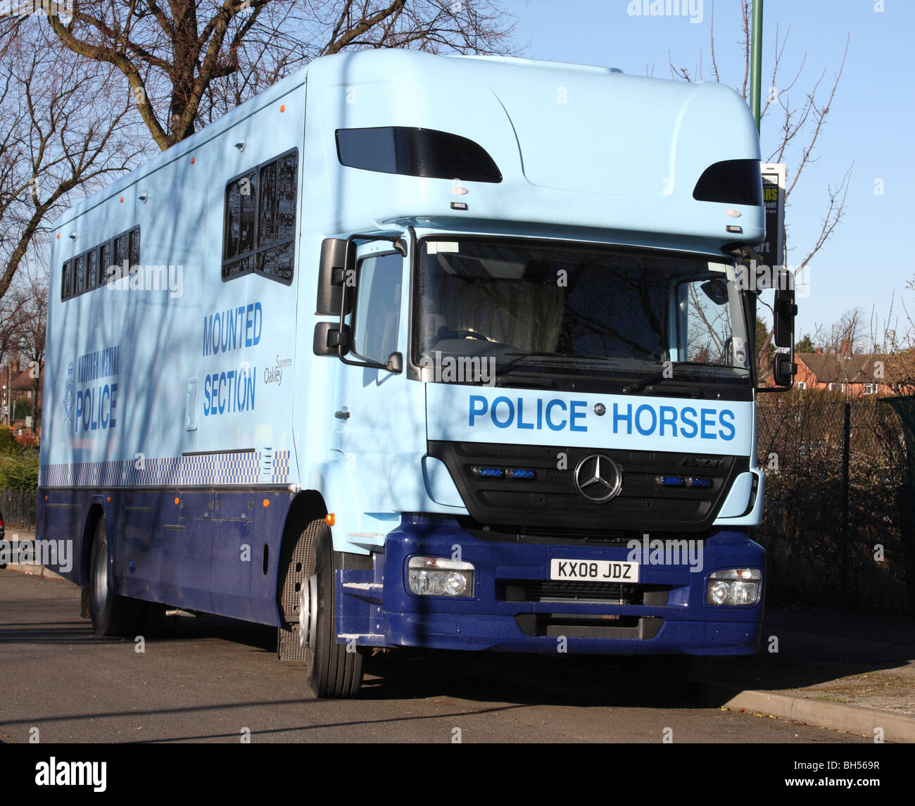 Un Nottinghamshire polizia sezione montato cavalli in box. Foto Stock