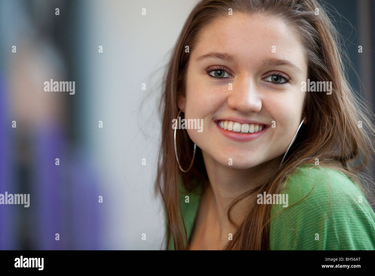 Portarit di una ragazza adolescente facendo un gesto Foto Stock