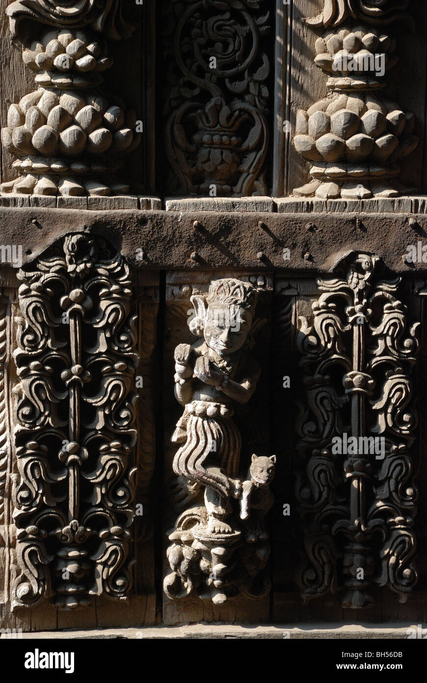 Scolpire il musicista nel tetto di legno di casa nel vecchio Ahmedabad, India. Foto Stock